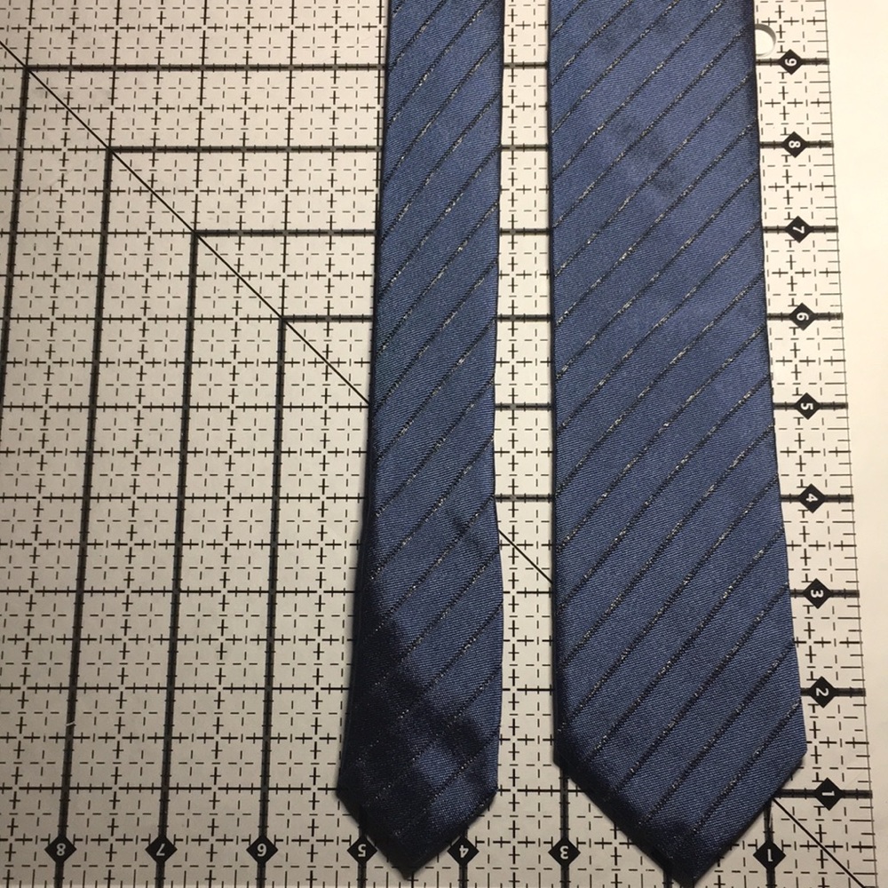 Strellson- blue will grey thin diagonal stripes tie. Italian made 100% silk.